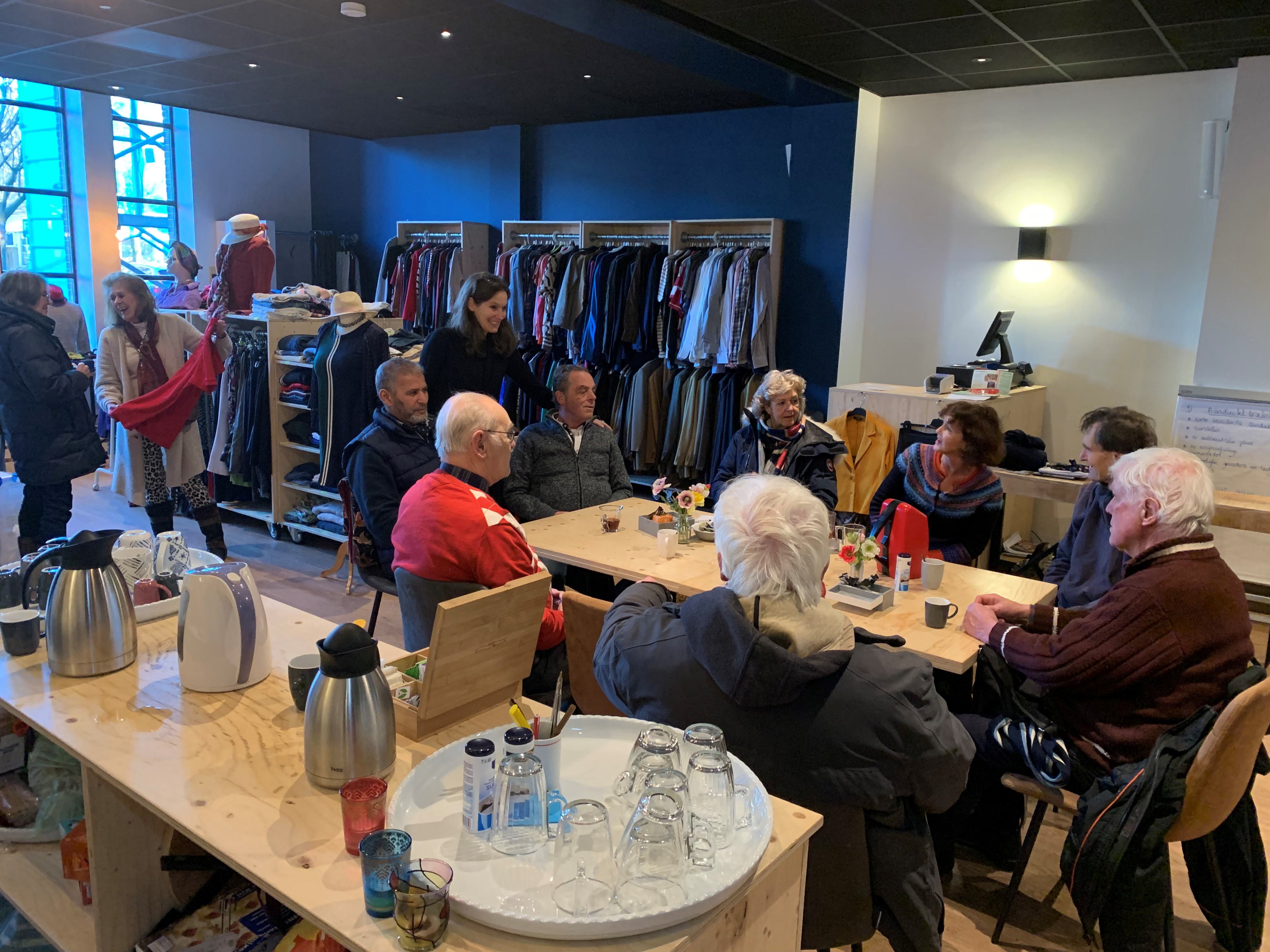 Cor de Groot (85) fietst in de kou vanuit Ankeveen naar Bussum voor een ’Warme Kamer’